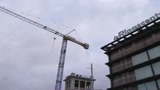 Roma, in cima a una gru da 14 ore