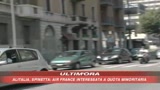 Milano, folle accoltella due passanti