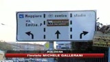 Lo pestano per rubare la sciarpa al figlio 