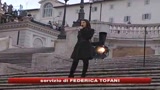 Laura Pausini canta sulla scalinata di piazza di Spagna