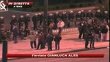 Lo sciopero blocca la Grecia. Battaglia davant al Parlamento