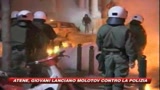 Atene, ancora violenza: molotov contro la polizia