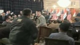 Iraq, giornalista lancia scarpe contro Bush