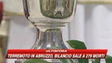 09/04/2009 - Terremoto, il Papa dona gli oli santi