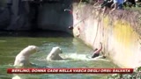 Finisce nella vasca degli orsi: la salvano