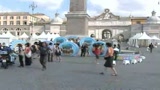 07/07/2009 - Roma, medaglioni gonfiabili contro la povertà