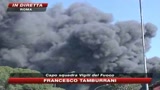 Roma, a fuoco un deposito auto: ferito vigile del fuoco