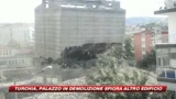 Turchia, edificio in demolizione si capovolge: il video