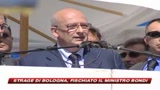 Strage di Bologna, fischi dalla piazza a Bondi