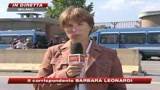 Operai fabbrica occupata minacciano di buttarsi da gru