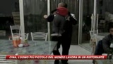 Cina, l'uomo più piccolo al mondo lavora in ristorante