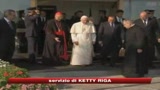 Berlusconi saluta il Papa all'aeroporto di Ciampino