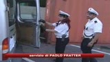 Vigili bloccano furgone e trovano una donna segregata