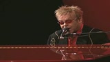 02/11/2009 - Elton John ricoverato in ospedale, è mistero