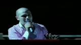 Checco Zalone cade dalle nuvole con allegria