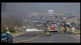 Piccolo aereo si schianta contro edificio, 1 morto e 2 feriti