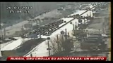 26/03/2010 - Russia, gru crolla sull'autostrada: un morto