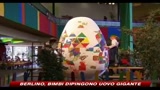 Berlino, bimbi dipingono uovo gigante