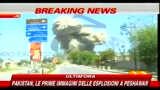 05/04/2010 - Pakistan, le prime immagini delle esplosioni a Peshawar