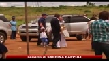 07/04/2010 - Madonna in Malawi insieme con i figli inaugura scuola