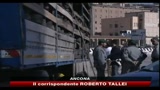 Ancona, 29 clandestini scoperti in doppiofondo di un tir