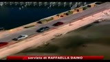 Marea nera, struttura d'acciaio immersa per fermare greggio