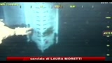 16/05/2010 - Marea nera, BP immerge tubo per portare greggio in superficie