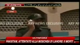 Pakistan, attentato alla moschea di Lahore