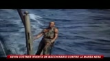 Kevin Costner inventa un macchinario contro la marea nera