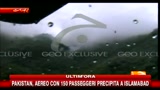 Pakistan, aereo precipitato con 152 passeggeri
