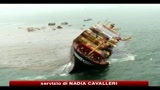 Bombay, la marea nera si allarga e raggiunge la costa