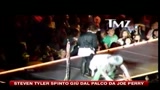 Steven Tyler spinto giù dal palco da Joe Perry