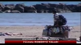 Civitanova, ambulante preso a calci da bambini, genitori ridono