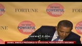 Obama, simbolo Presidenza si stacca dal podio durante discorso