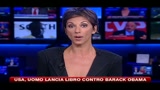 11/10/2010 - USA, uomo lancia libro contro Barack Obama