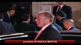 Berlusconi rientra da Seul e FLI conferma il ritiro dal governo per lunedì