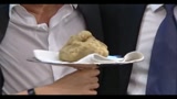 Battuto all'asta un tartufo da 100.000 euro