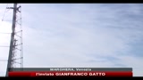 Crisi, operai petrolchimico protestano in cima a una torre
