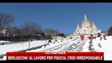 Neve in Francia, si scia sulla scalinata di Montmartre