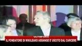 Messaggio di Assange appena uscito dal carcere
