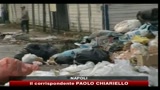 Emergenza rifiuti a Napoli, tonnellate di immondizia per strada