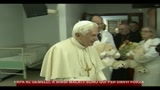 05/01/2011 - Papa al Gemelli, ai bimbi malati: sono qui per darvi forza