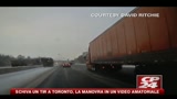 Schiva un tir a Toronto, la manovra in un video amatoriale