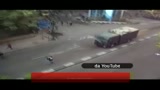 Egitto come Tienanmen, ragazzo sbarra strada a camion polizia