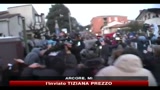 Scontri tra manifestanti e polizia davanti a Villa Berlusconi