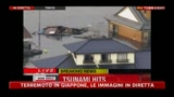 11/03/2011 - Sisma Giappone, persone chiedono aiuto