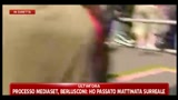 Berlusconi parla ai suoi sostenitori davanti al Tribunale