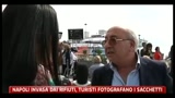 22/04/2011 - Napoli invasa dai rifiuti, turisti fotografano i cassonetti