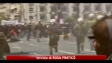 11/05/2011 - Grecia, sciopero generale: scontri tra manifestanti e polizia
