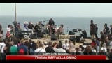 04/06/2011 - Concerto di Baglioni, Esposito e Madonia sugli scogli di Lampedusa